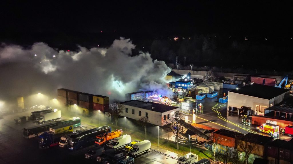 Großbrand in Recyclingbetrieb