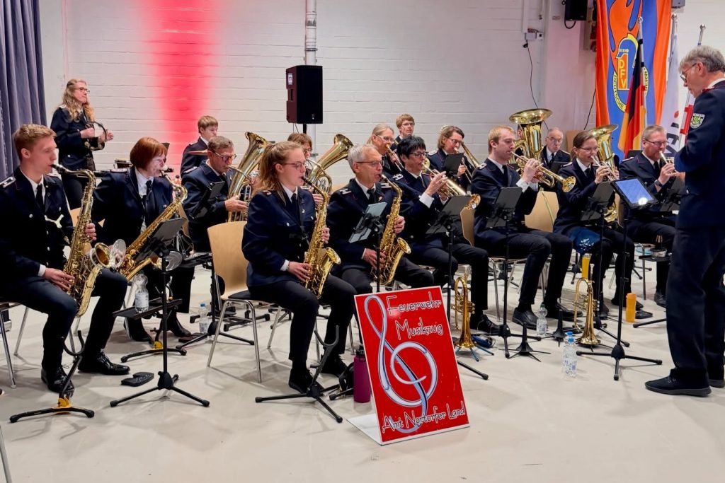 Das Feuerwehrorchester Amt Nortorfer Land spielt