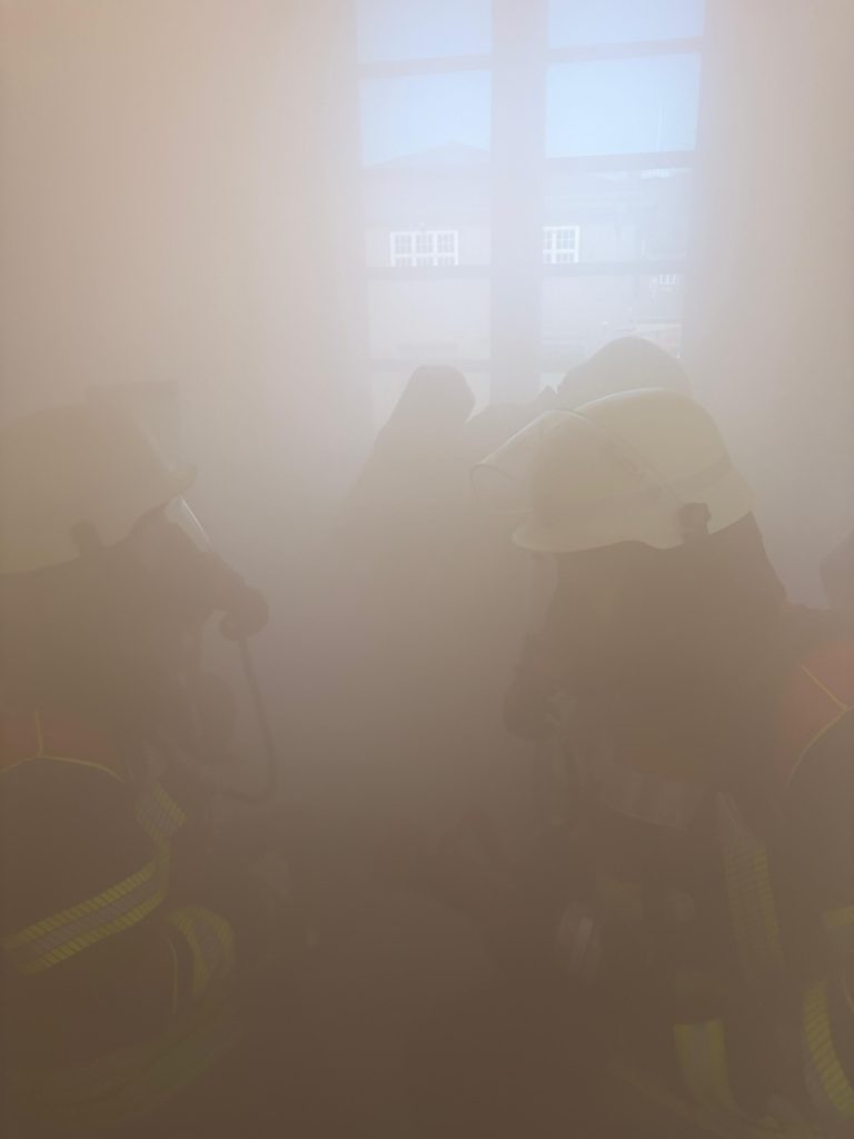 Atemschutzgeräteträger im Rauch