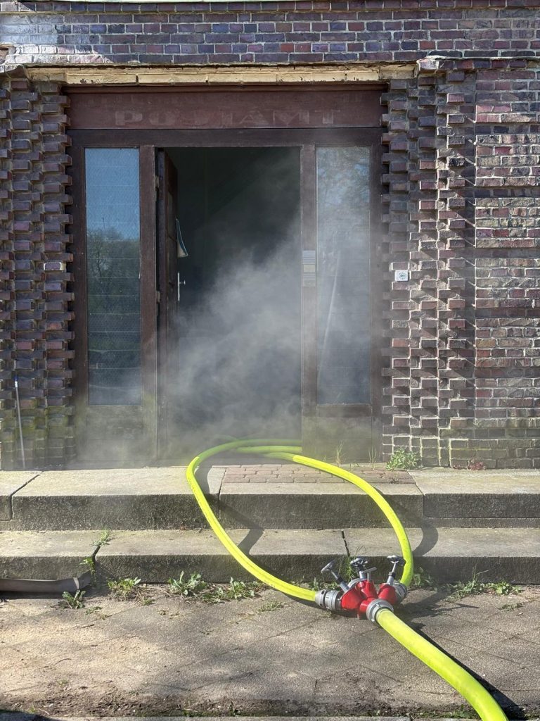 Schlauch führt ins Treppenhaus
