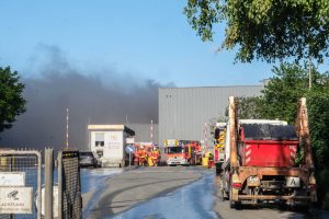 Großbrand in Entsorgungsbetrieb