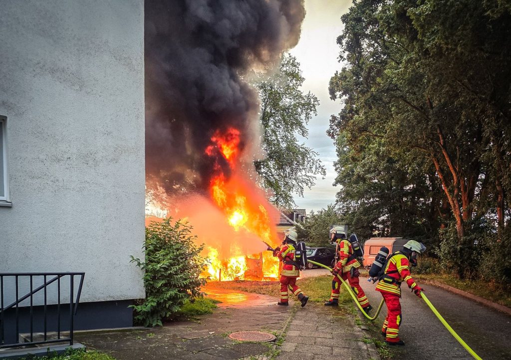 PKW-Brand vor Wohnhaus