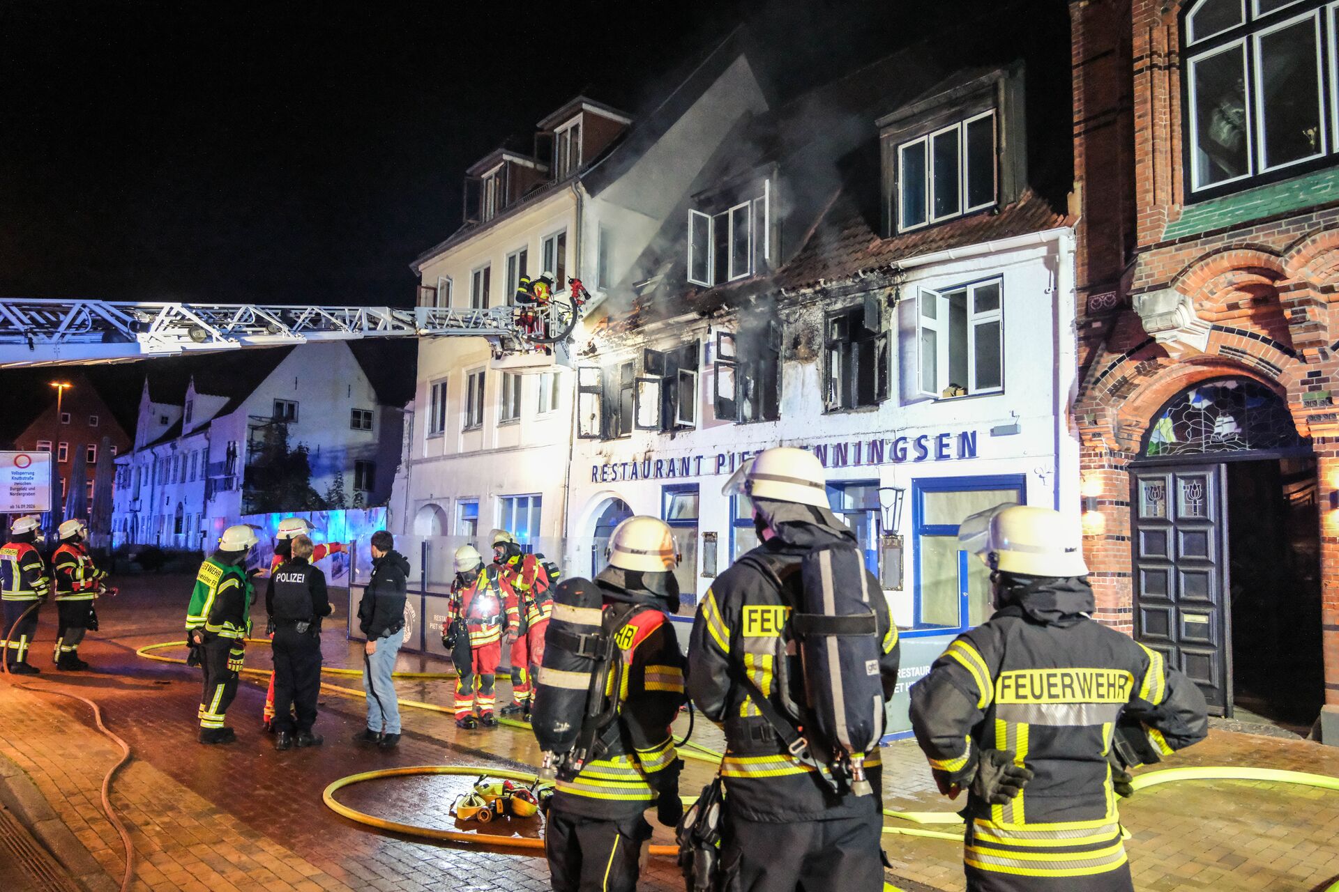 Feuer in historischem Gebäude am Hafen